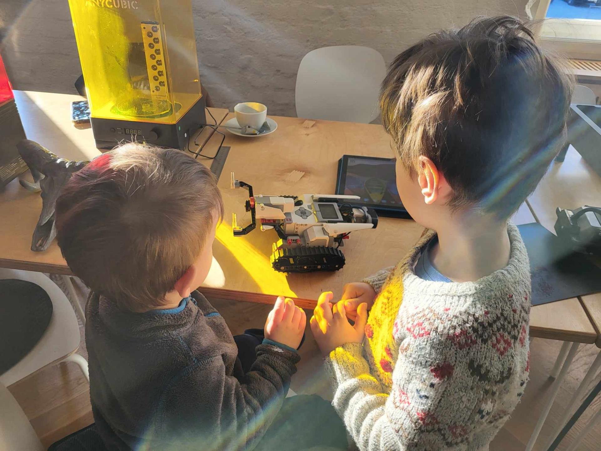 Pro rodiče s dětmi: HRANÍ MEZI KNIHAMI, TVOŘENÍ A ROBOTI